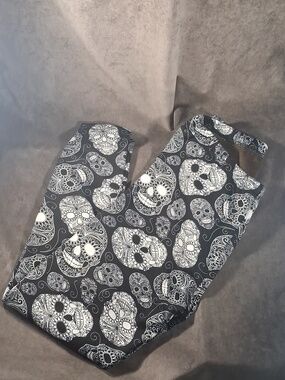 Just Cozy Polar Fleece Lined Black White Smiling Sugar Skulls Leggings VG XL
